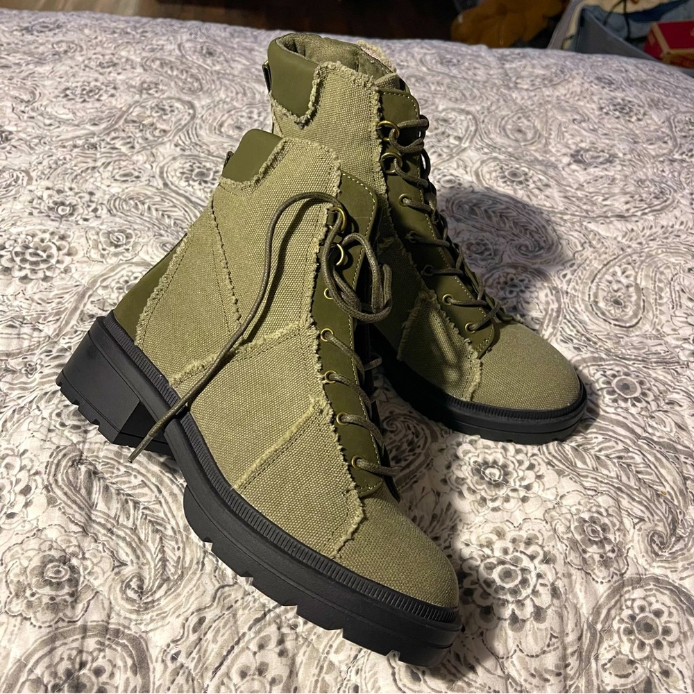 SOLD ON M❗️Combat Boots